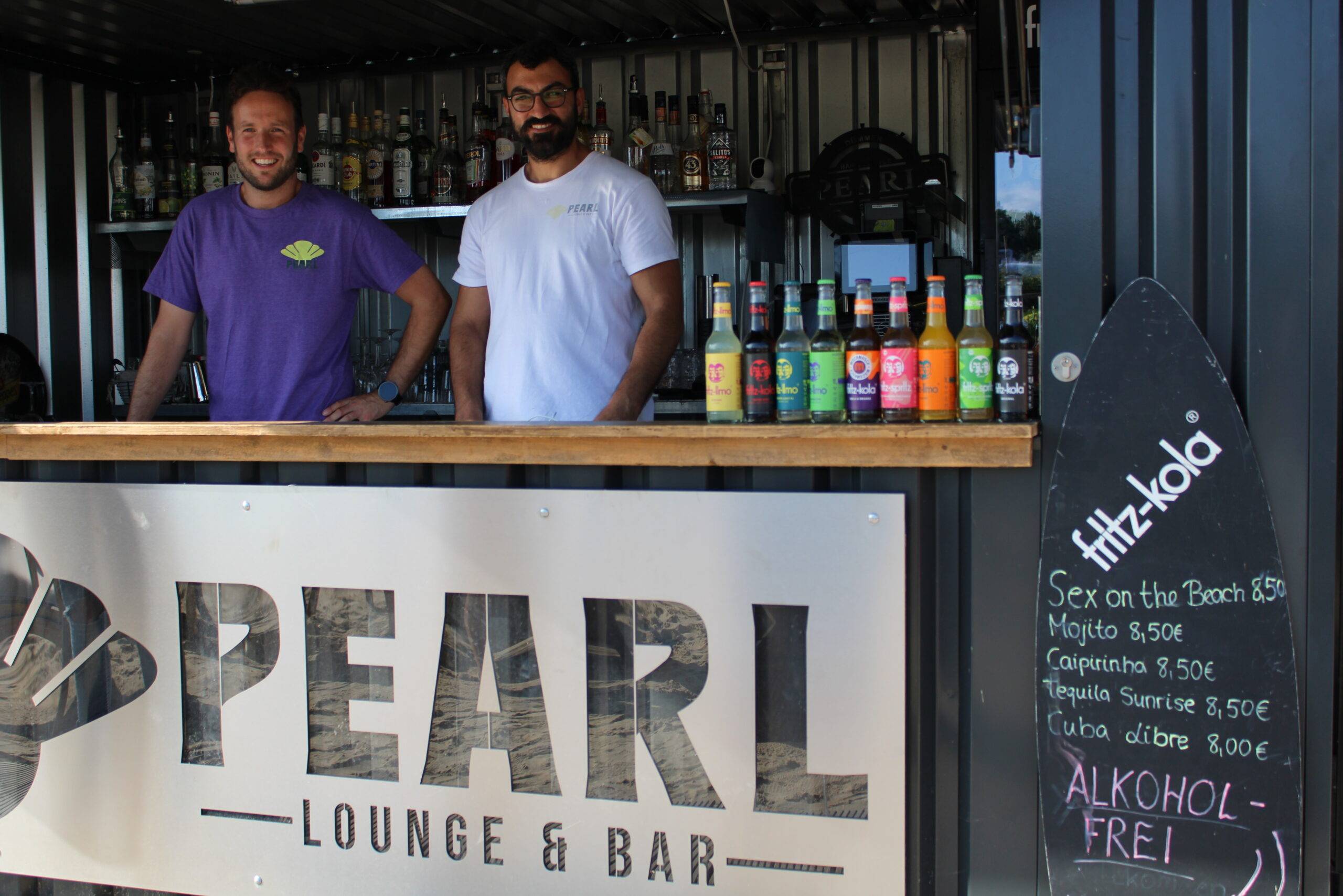 PEARL Lounge & Bar mit Team an der Bar in Hüde am Dümmer See