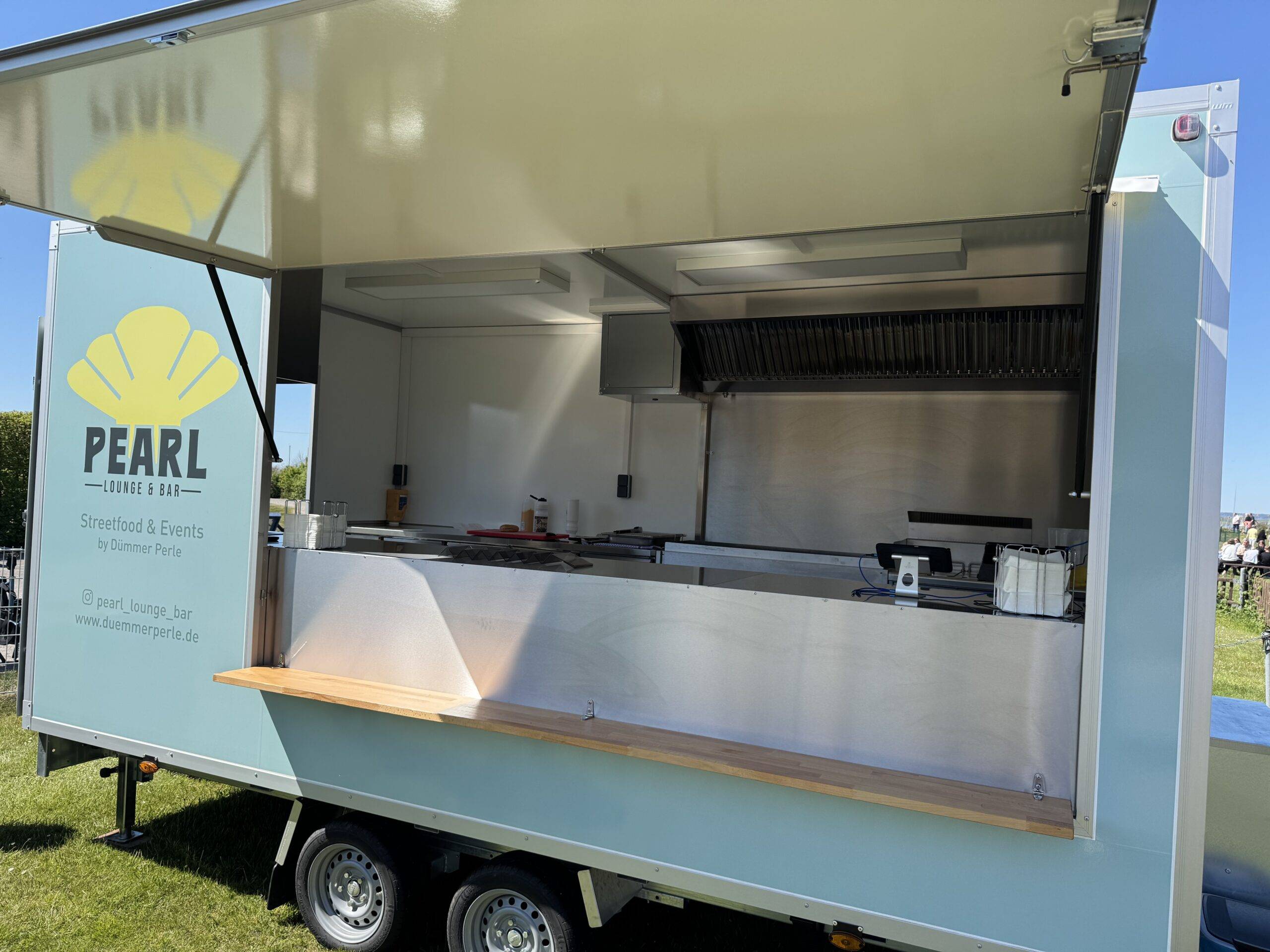 Geöffneter PEARL Foodtruck mit Ausgabeklappe und Küche für Veranstaltungen
